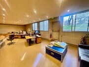 Espace de travail lumineux et fonctionnel, idéal pour des projets collaboratifs.