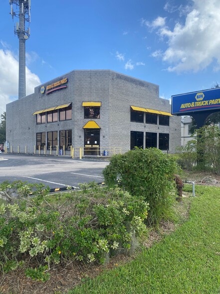 8904 Regents Park Dr, Tampa, FL à louer - Photo principale - Image 1 de 4