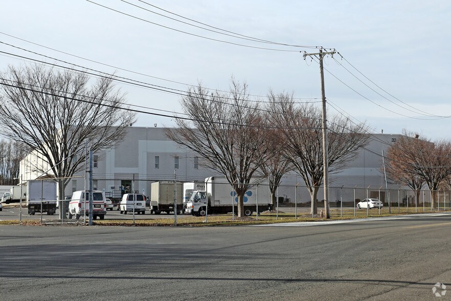 32 Runway Rd, Levittown, PA à louer - Photo du bâtiment - Image 1 de 5