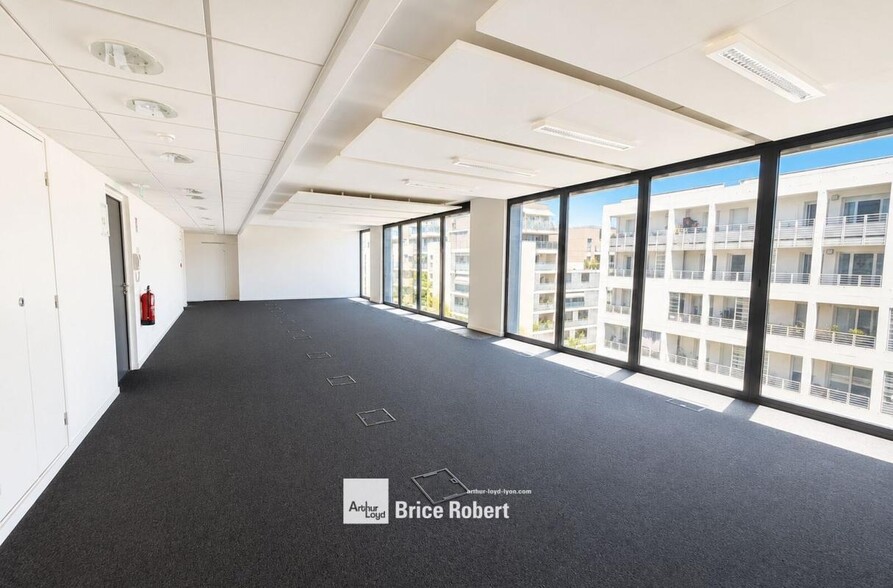 8 Rue Maurice Moissonnier, Vaulx-en-Velin for lease - Interior Photo - Image 1 of 4