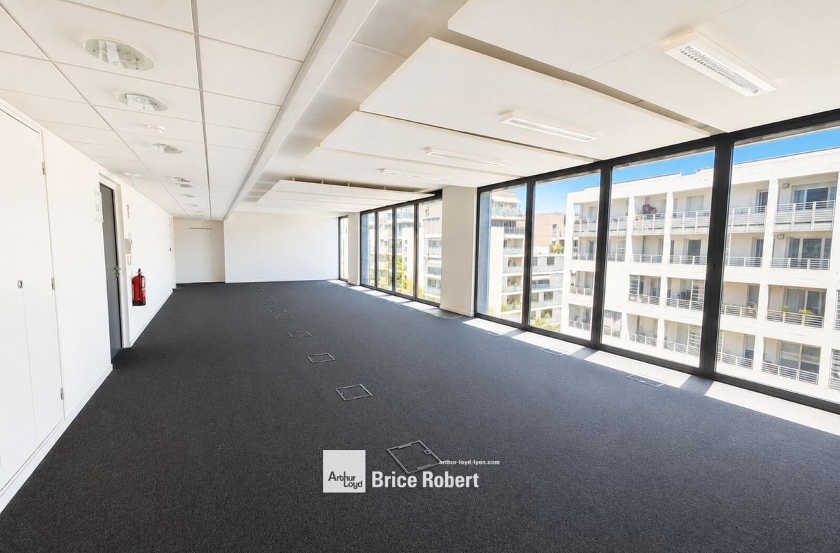 8 Rue Maurice Moissonnier, Vaulx-en-Velin for lease Interior Photo- Image 1 of 5