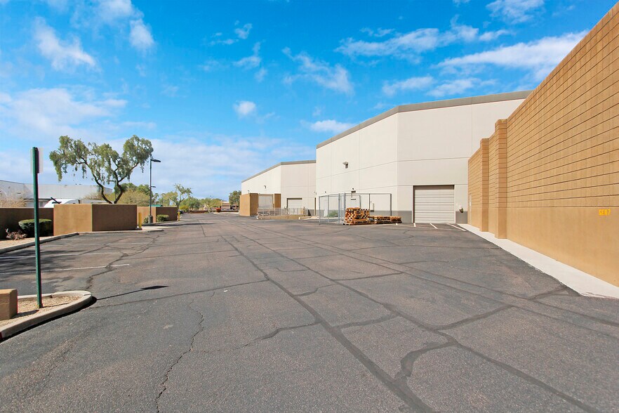 7499 E Paradise Ln, Scottsdale, AZ à vendre - Photo du bâtiment - Image 3 de 18