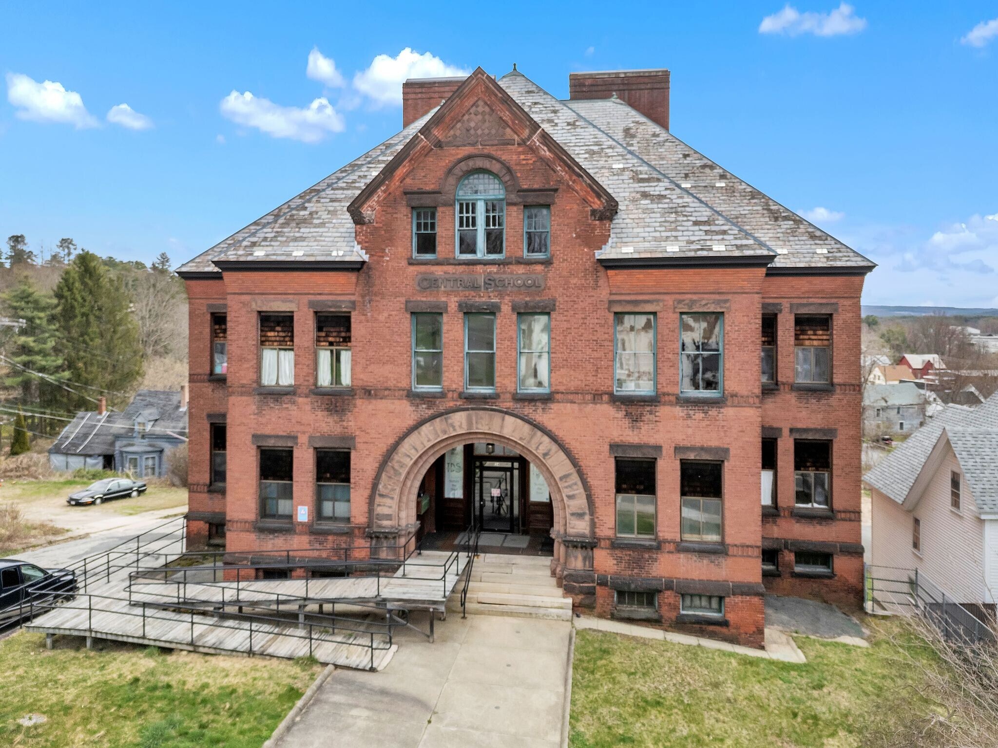 34 N Main St, Orange, MA à vendre Photo du bâtiment- Image 1 de 36