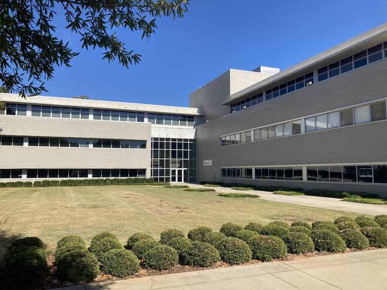 2000 Wade Hampton Blvd, Greenville, SC à louer - Photo du bâtiment - Image 1 de 10