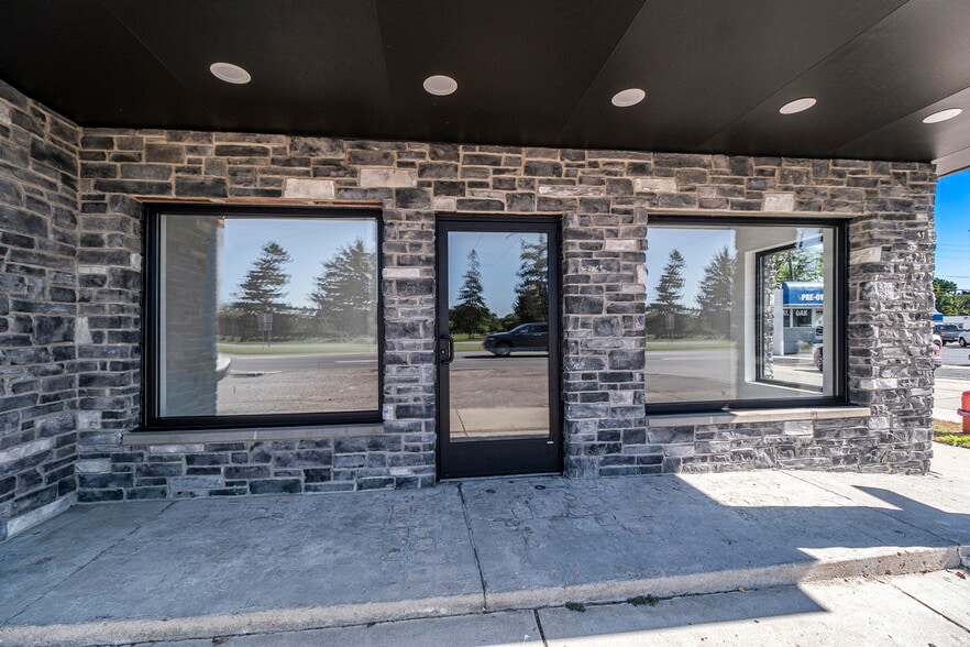 30100 Woodward Ave, Royal Oak, MI à louer - Photo du bâtiment - Image 2 de 15
