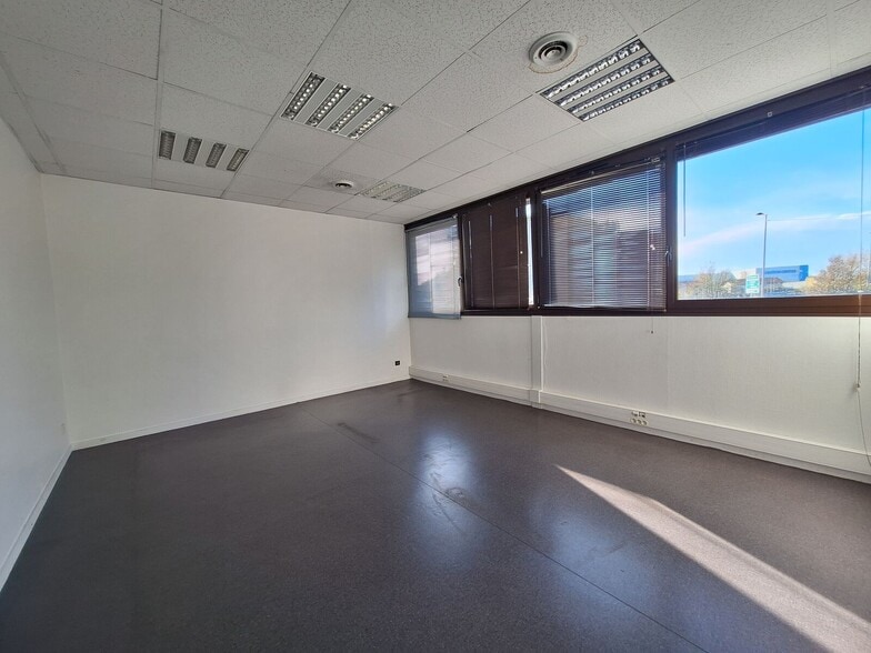Office in Mérignac for lease - Building Photo - Image 3 of 10