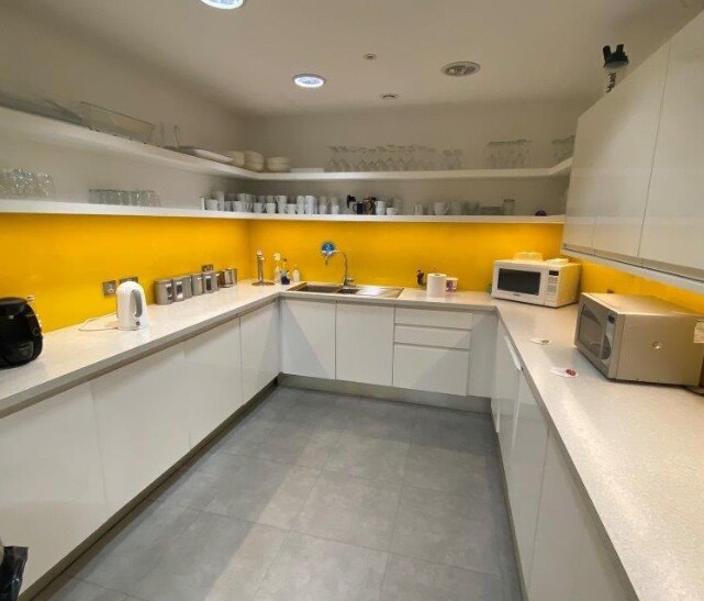 Summer Rd, Thames Ditton à louer - Photo intérieure - Image 2 de 8