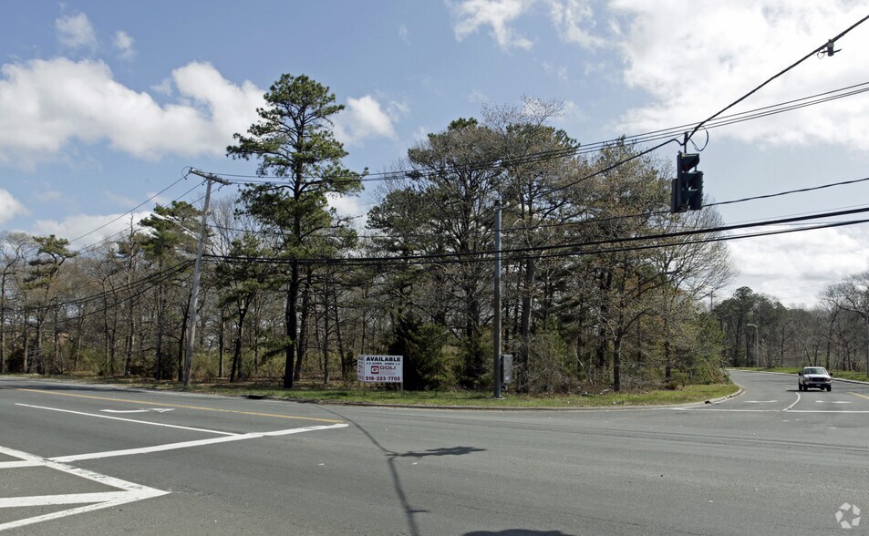 588 Mill Rd, Coram, NY à vendre - Photo du bâtiment - Image 2 de 4