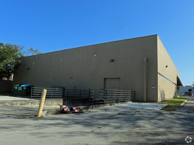 9320 S Orange Blossom Trl, Orlando, FL à louer - Photo du bâtiment - Image 3 de 3