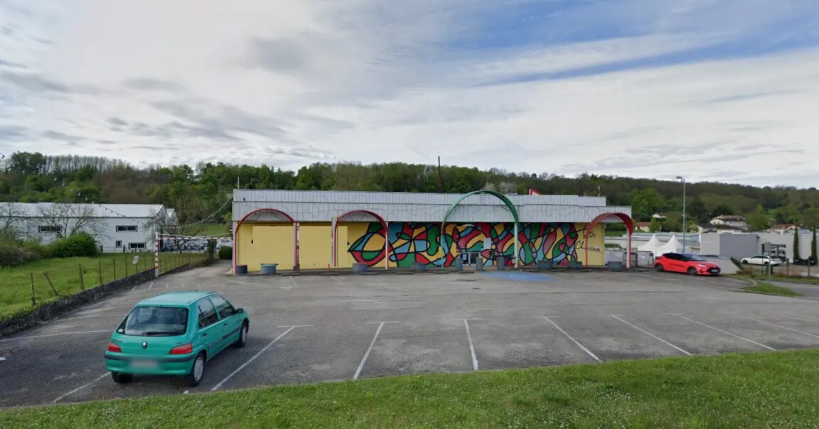 Retail in Ruy-Montceau for lease Building Photo- Image 1 of 4