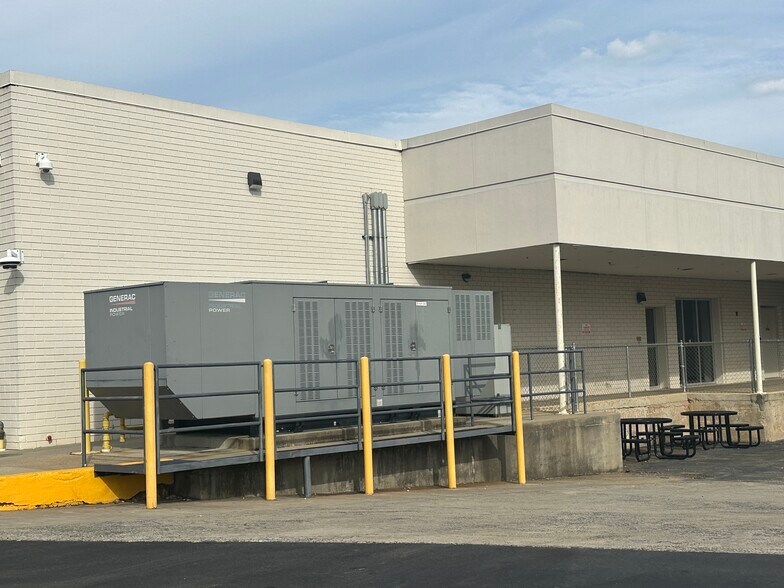 309 Huffman Mill Rd, Burlington, NC à louer - Photo du bâtiment - Image 3 de 35