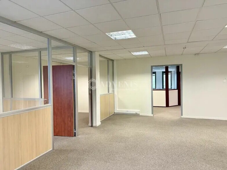Office in Dardilly for lease - Interior Photo - Image 3 of 9