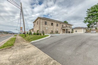 1712 Volunteer Pky, Bristol, TN for lease Interior Photo- Image 2 of 18