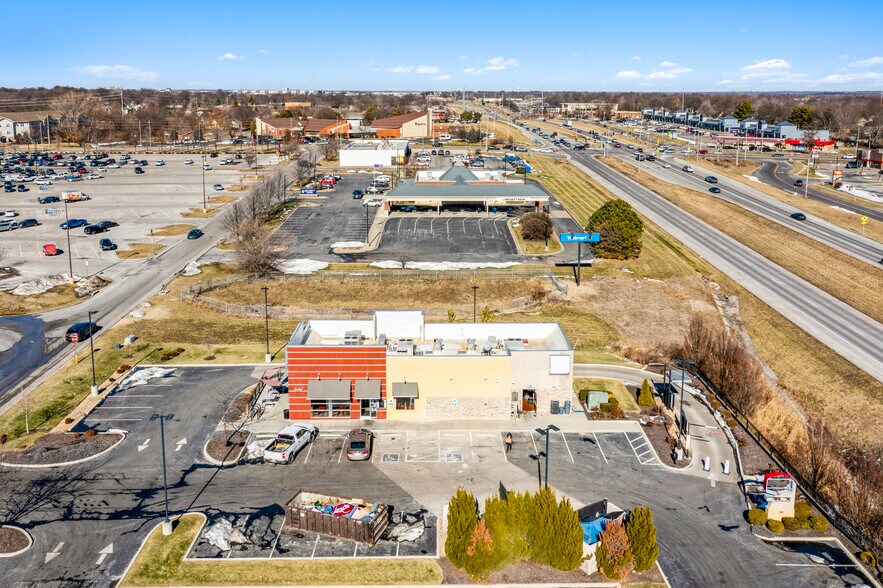 951 NE Sam Walton Ln, Lee's Summit, MO à vendre - Photo du bâtiment - Image 3 de 10