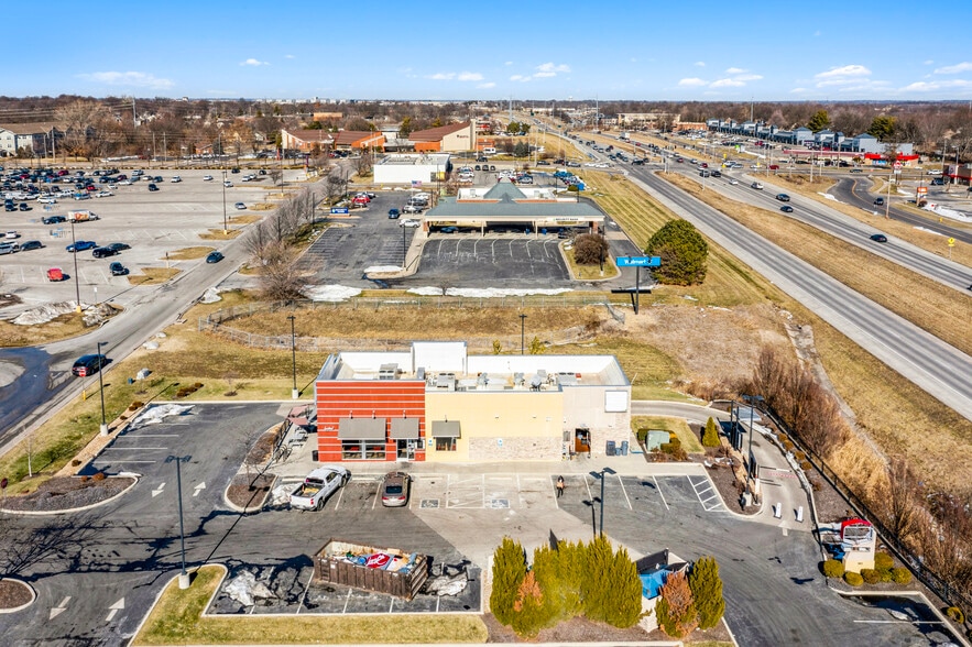 951 NE Sam Walton Ln, Lee's Summit, MO à vendre - Photo du bâtiment - Image 3 de 10