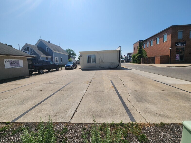 1220 12th Ave, Grafton, WI à vendre - Photo du bâtiment - Image 3 de 10