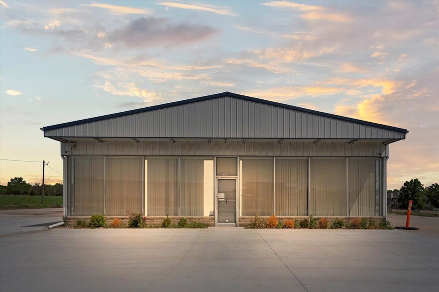 325 E State Ave, Tonganoxie, KS for lease - Building Photo - Image 2 of 40