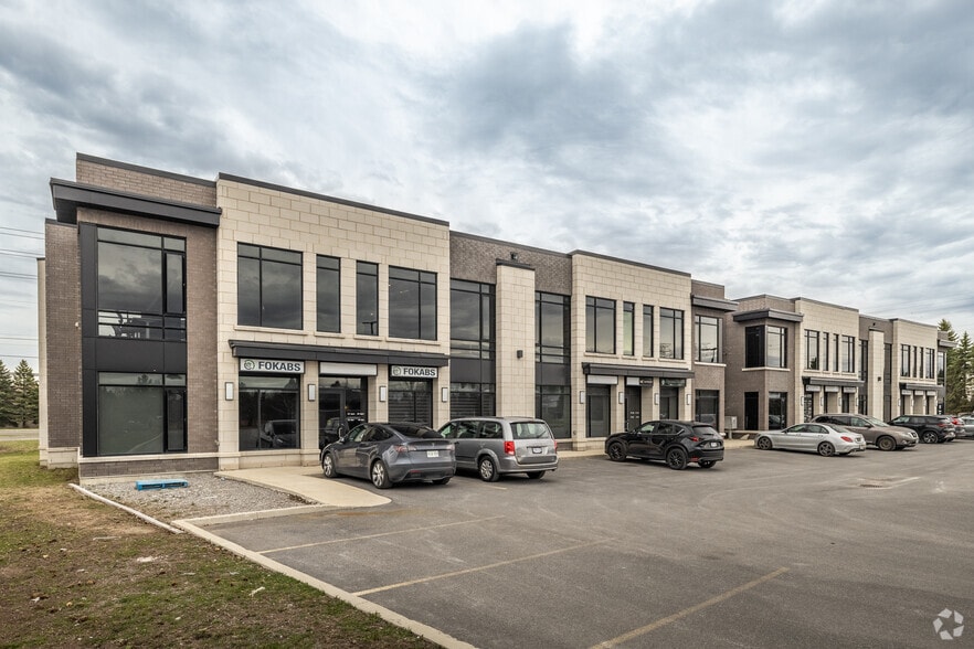 2500 St. Laurent Blvd, Ottawa, ON à vendre - Photo du bâtiment - Image 2 de 8