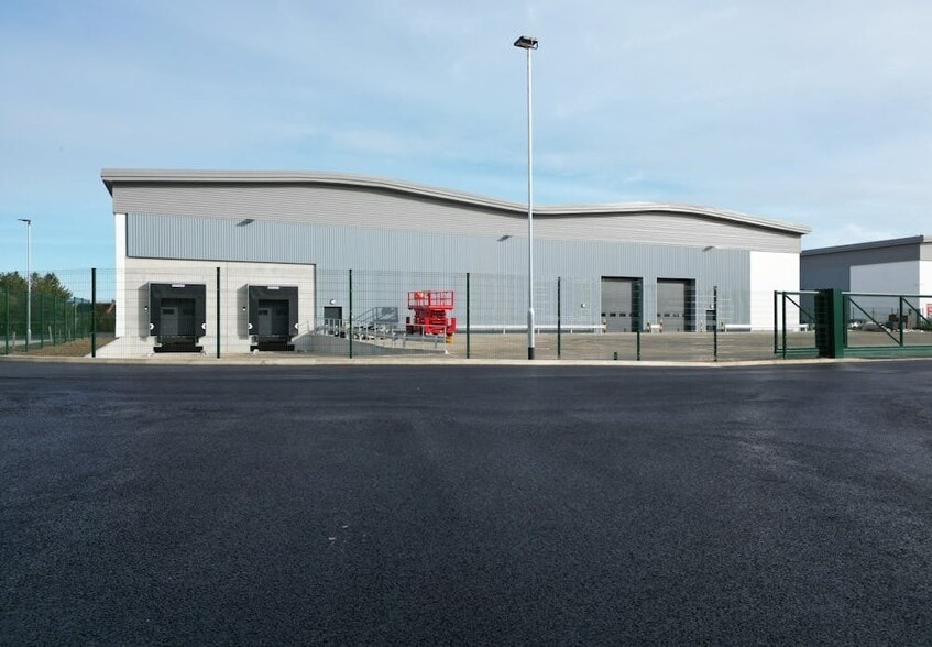 Westfield Rd, Leighton Buzzard for sale - Building Photo - Image 2 of 44