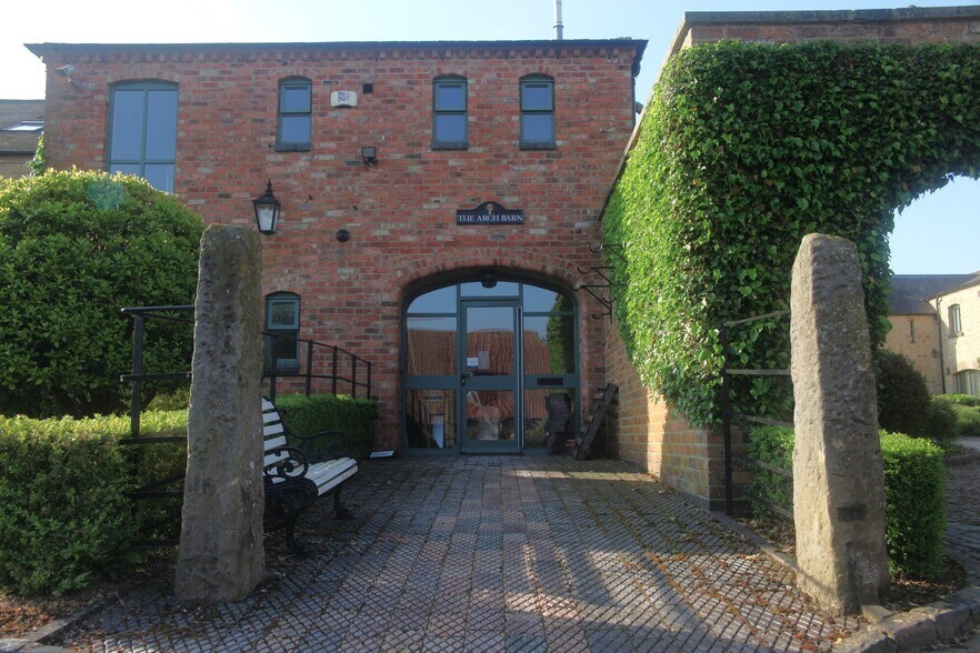 Alderton Rd, Paulerspury à louer - Photo du bâtiment - Image 1 de 8