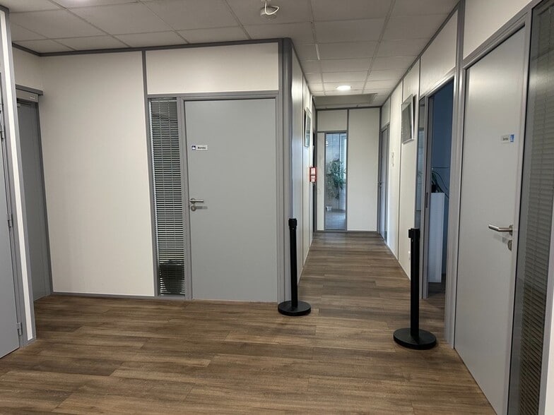 Office in Chasse-sur-Rhône for lease - Interior Photo - Image 2 of 7