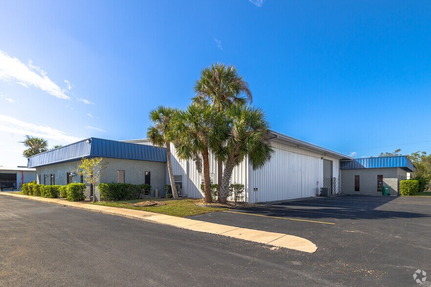 2363 Industrial Blvd, Sarasota, FL à louer - Photo du bâtiment - Image 1 de 10