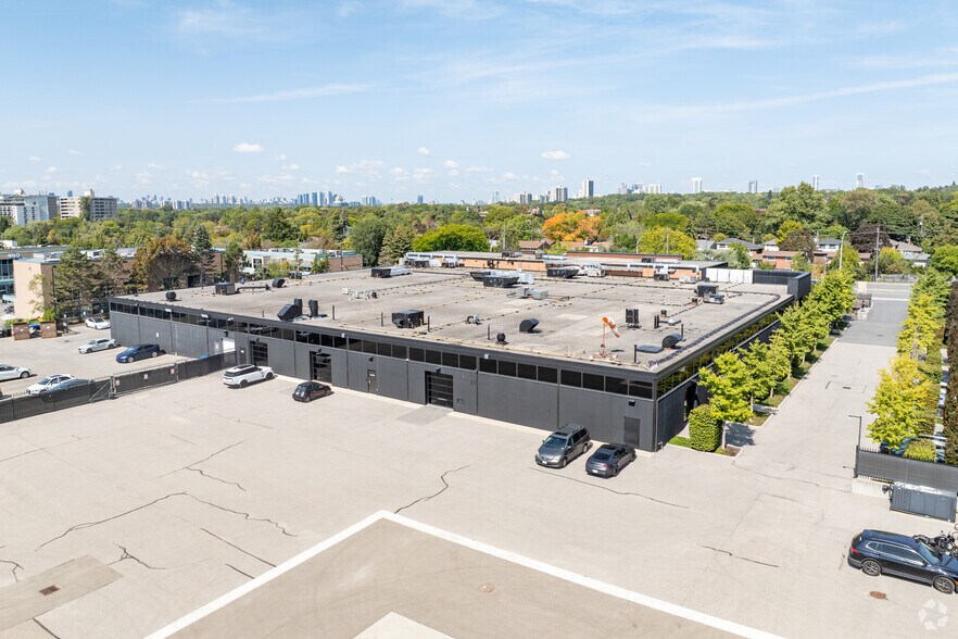 1325 Lawrence Ave E, Toronto, ON à louer - Photo du bâtiment - Image 2 de 10