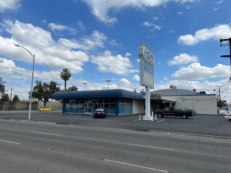 1744 N Blackstone Ave, Fresno, CA à louer - Photo du bâtiment - Image 2 de 12