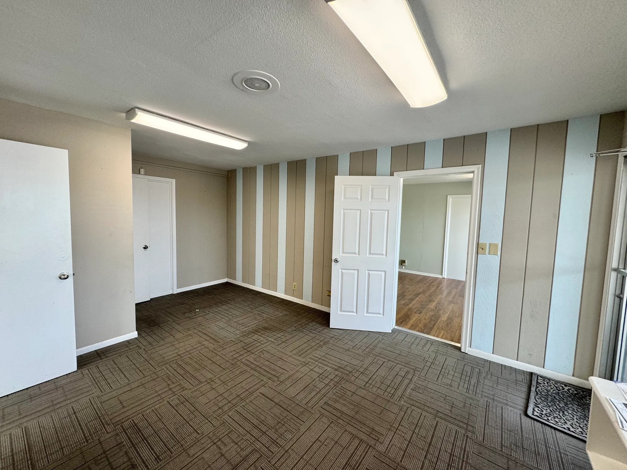 8998 L St, Omaha, NE for lease Interior Photo- Image 1 of 2