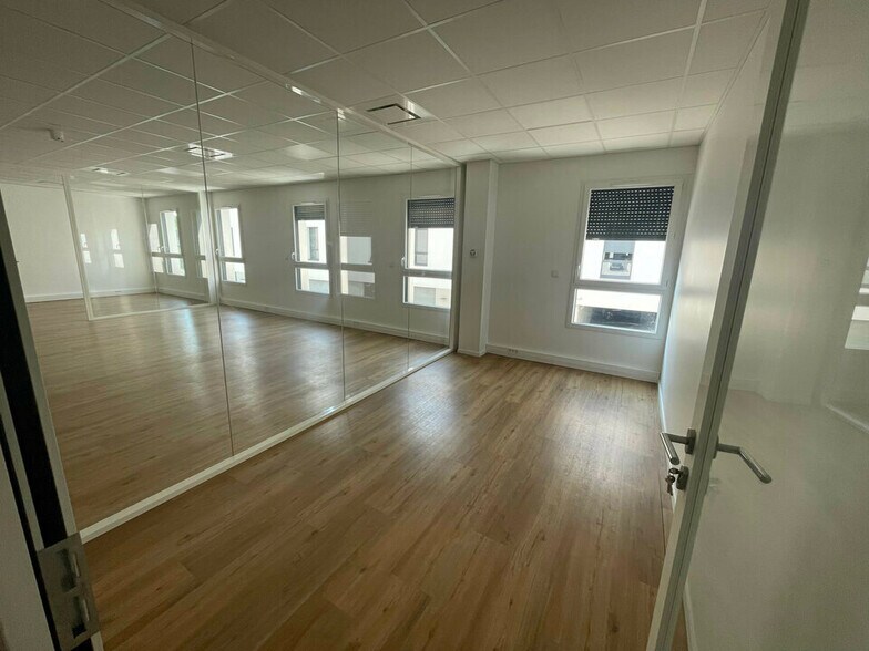 Office in Dardilly for lease - Interior Photo - Image 3 of 5