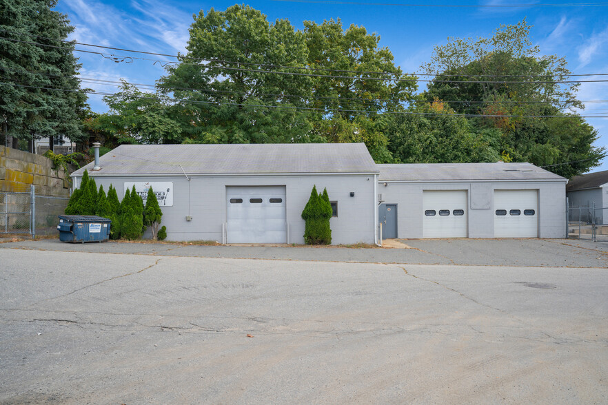 95 Macondray St, Cumberland, RI à vendre - Photo du bâtiment - Image 2 de 6