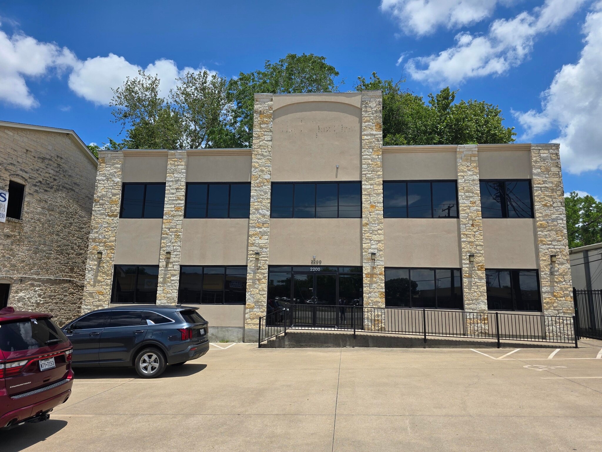 2200 W Anderson Ln, Austin, TX for lease Building Photo- Image 1 of 11