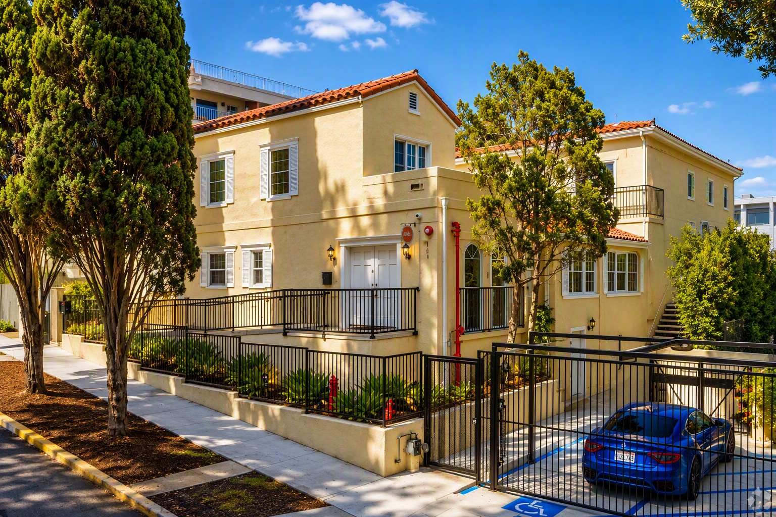 1112 N Sherbourne Dr, West Hollywood, CA for lease Building Photo- Image 1 of 21