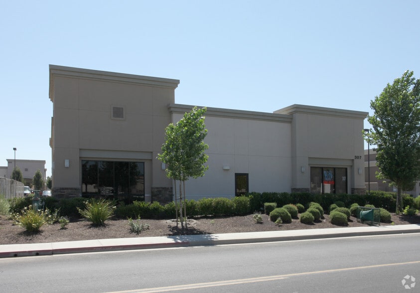 307 Mall Dr, Hanford, CA for sale - Building Photo - Image 2 of 5