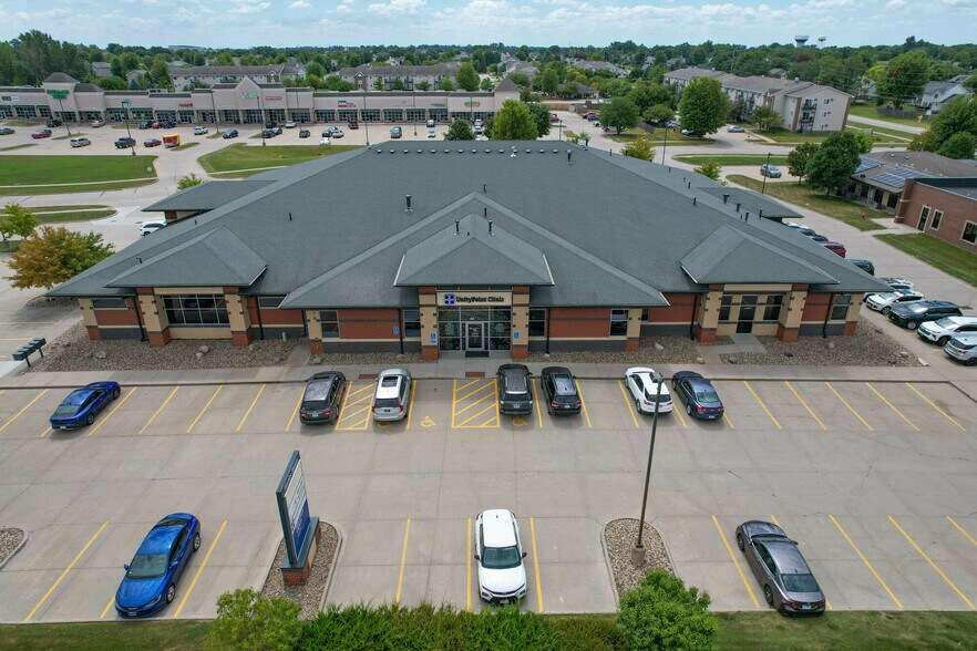 40-64 E Hickman Rd, Waukee, IA à vendre - Photo du bâtiment - Image 2 de 10