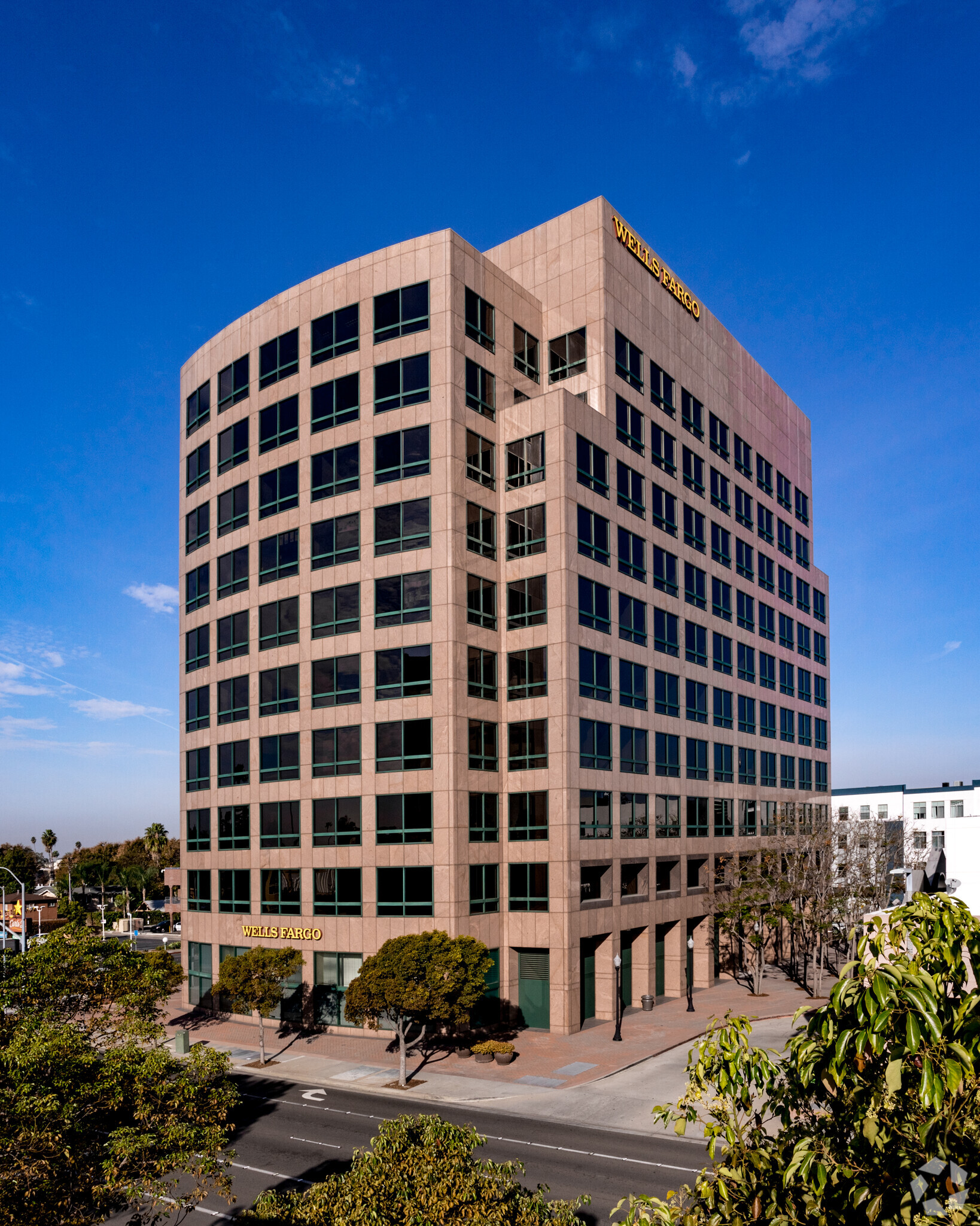 222 S Harbor Blvd, Anaheim, CA à louer Photo du bâtiment- Image 1 de 20