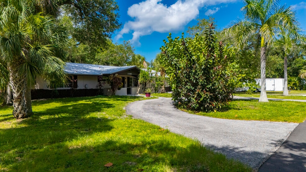 23087 Central Ave, Port Charlotte, FL for sale - Building Photo - Image 3 of 8