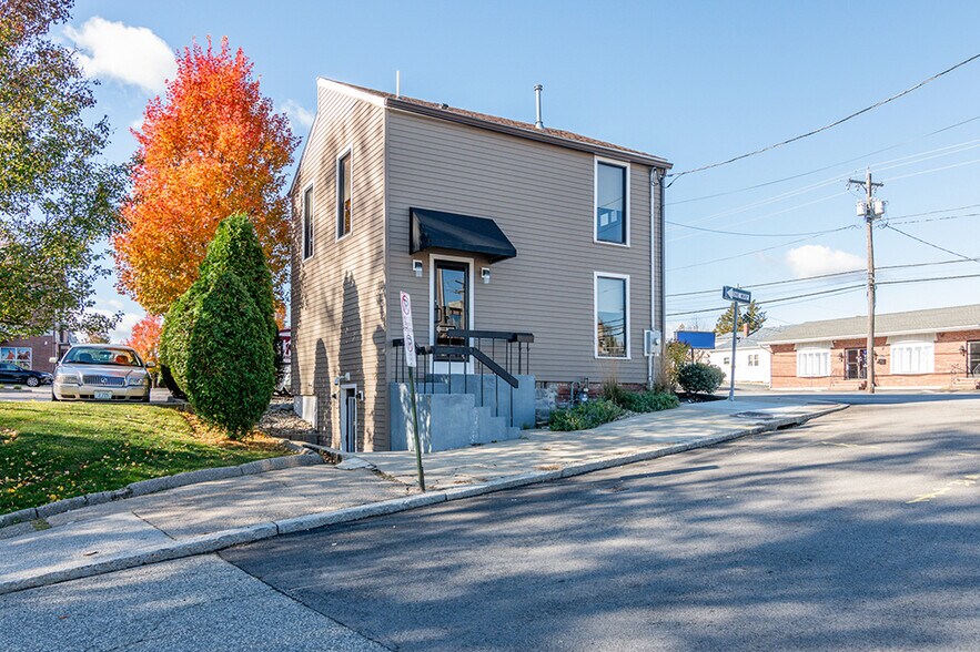 838 Reservoir Ave, Cranston, RI à vendre - Photo du bâtiment - Image 3 de 18