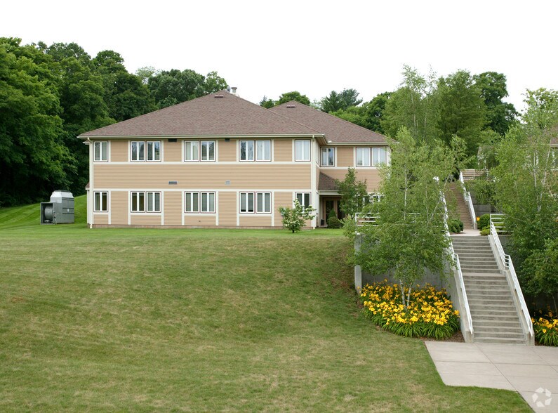 1224 Mill St, East Berlin, CT à louer - Photo du bâtiment - Image 3 de 5