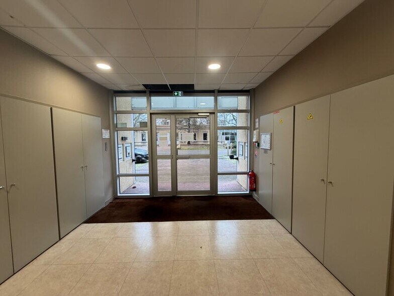 Bureau dans Pessac à louer - Hall d’entrée - Image 2 de 6