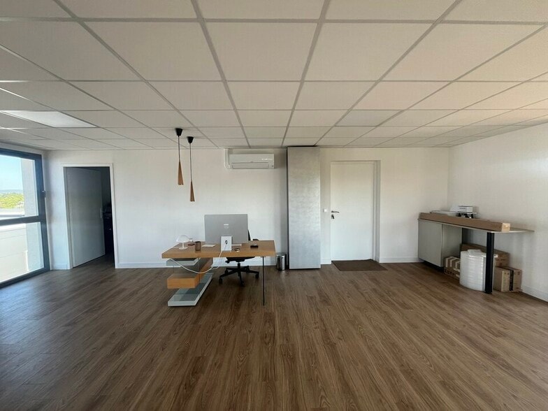 Office in Aix-en-Provence for lease - Interior Photo - Image 2 of 7
