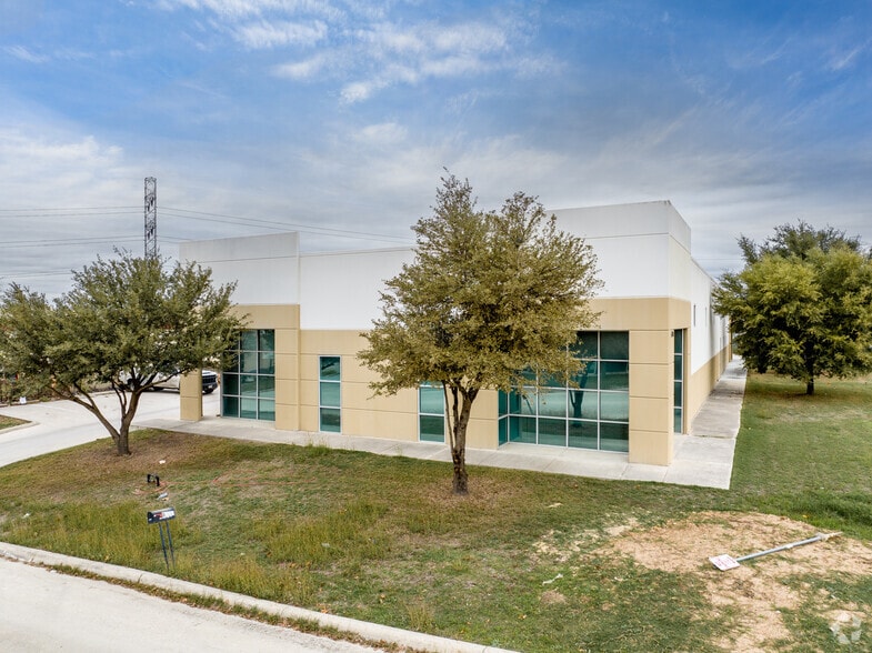 6700 Guada Coma Dr, Schertz, TX à vendre - Photo du bâtiment - Image 2 de 9