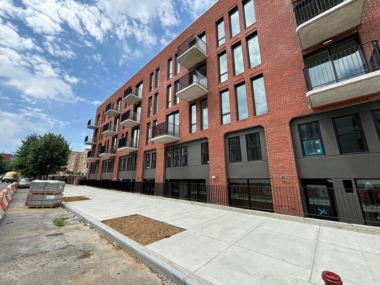 150 Noll St, Brooklyn, NY à louer - Photo du bâtiment - Image 1 de 11