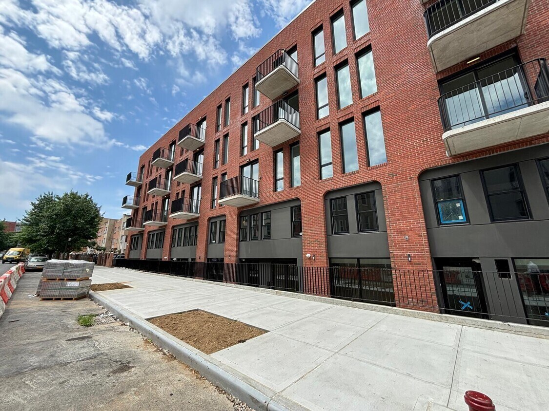 150 Noll St, Brooklyn, NY for lease Building Photo- Image 1 of 12