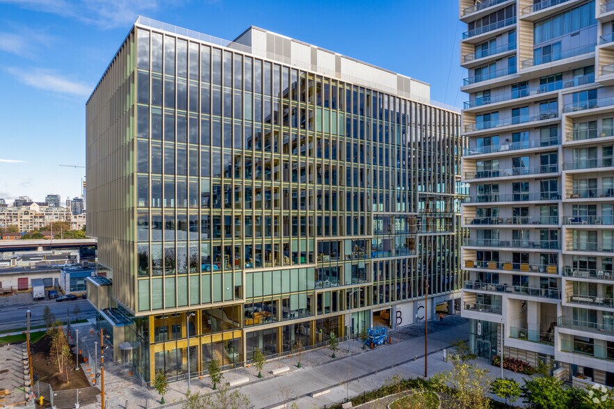 251 Queens Quay E, Toronto, ON à louer - Photo du bâtiment - Image 3 de 4