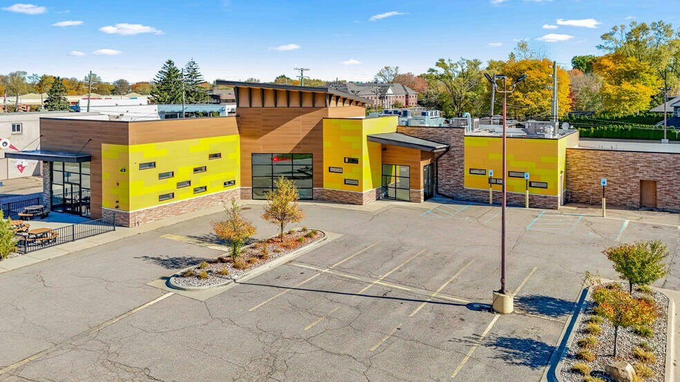 4924 Rochester Rd, Troy, MI à vendre - Photo du bâtiment - Image 2 de 17