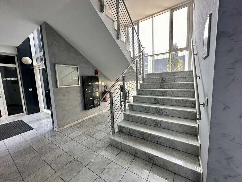 Office in Mundolsheim for lease - Lobby - Image 2 of 7