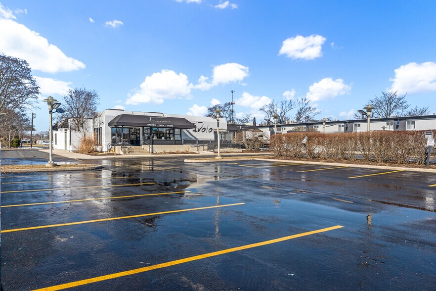 2099 Post Rd, Warwick, RI à vendre - Photo du bâtiment - Image 2 de 28