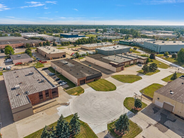 18321-18333 Mike C Ct, Fraser, MI à vendre - Photo du bâtiment - Image 3 de 6
