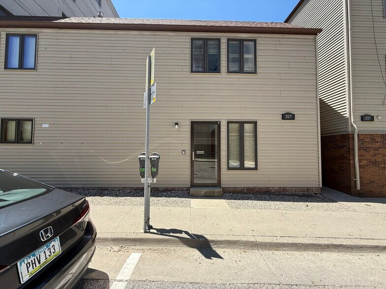 207 Stanton Ave, Ames, IA à louer - Photo du bâtiment - Image 1 de 1